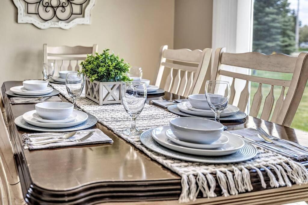 Serene 3 Bedroom Home, Nrm, Wi-Fi, Parking, Queen Bed De Pere ภายนอก รูปภาพ